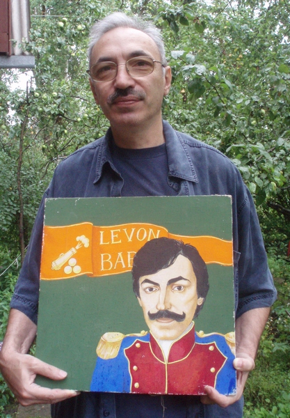 Я с тем же портретом, найденным в кладовке на даче, летом 2009-го.