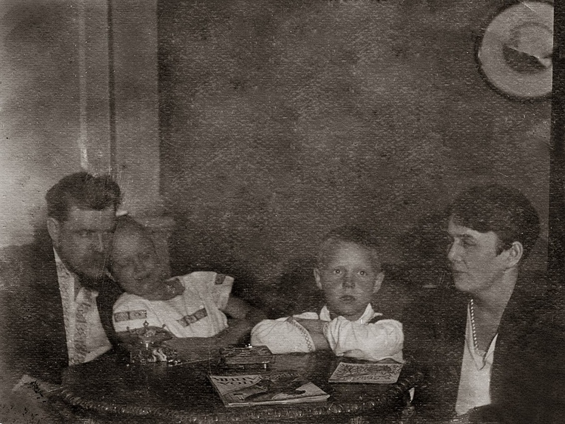 Н.И. Дыренков и Н.Н. Дыренковы с детьми Ирой и Николаем после переезда в Москву в 1928 г. Фото сделано в гостинице Метрополь, где они жили до переезда на постоянное жительство на Метростроевскую (Остоженку) ул. д.1