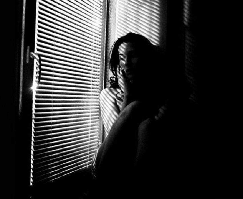 Женщина в окне фото черно белое