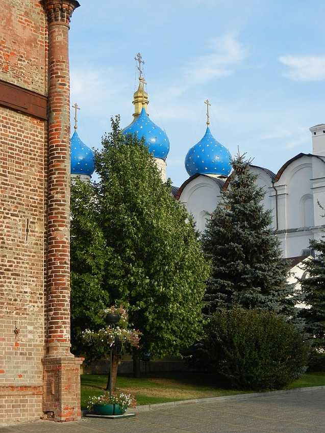 Kazan Kremlin: the corner of Soyembika and the Annunciation Cathedral.