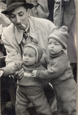 На Красной площади папой и подружкой Иркой 
/ 1 мая 1956 года