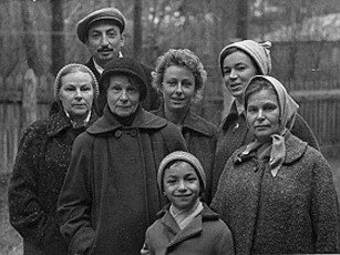С бабушкой Ольгой Ивановной (справа), ее сестрами (Александрой и Анной), тетей Ланой (в центре) и папой с мамой, Кратово / 1961